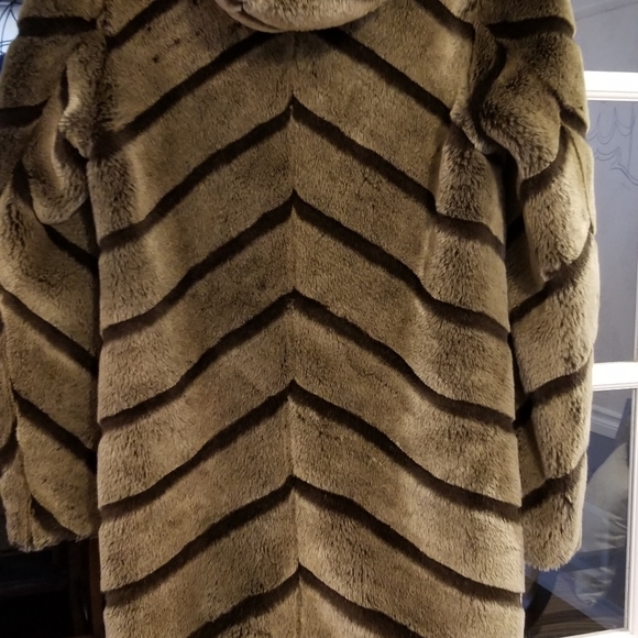 Ladies coat - Picture 2 of 2